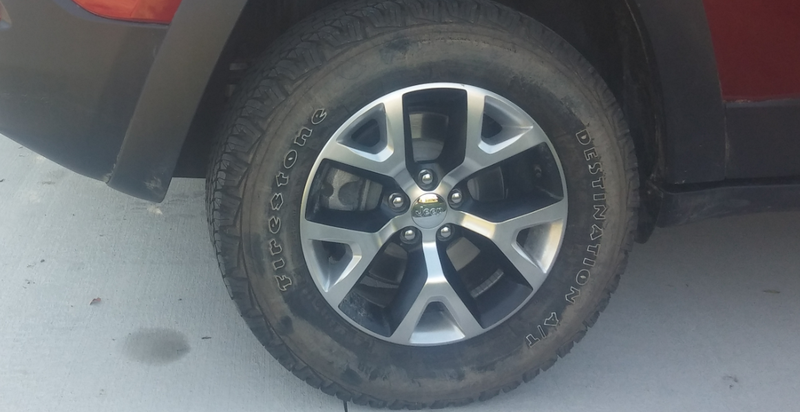 Illustration for article titled Which Is Better Off-Road: A Brand New Jeep Cherokee Or My Old $600 Craigslist Cherokee?
